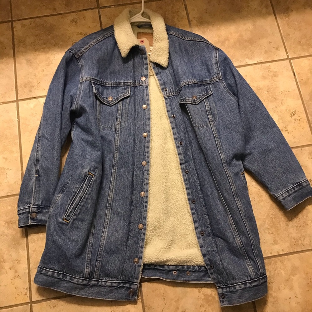 NWT women’s long Sherpa Levi’s jacket